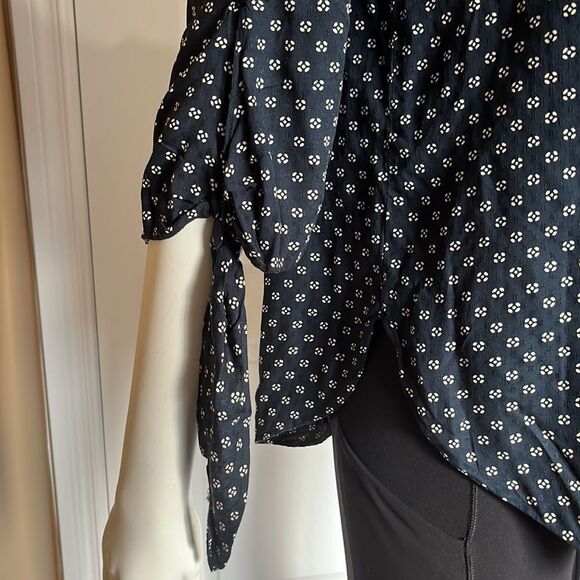 H&M blouse/Size 6  - Picture 4 of 10